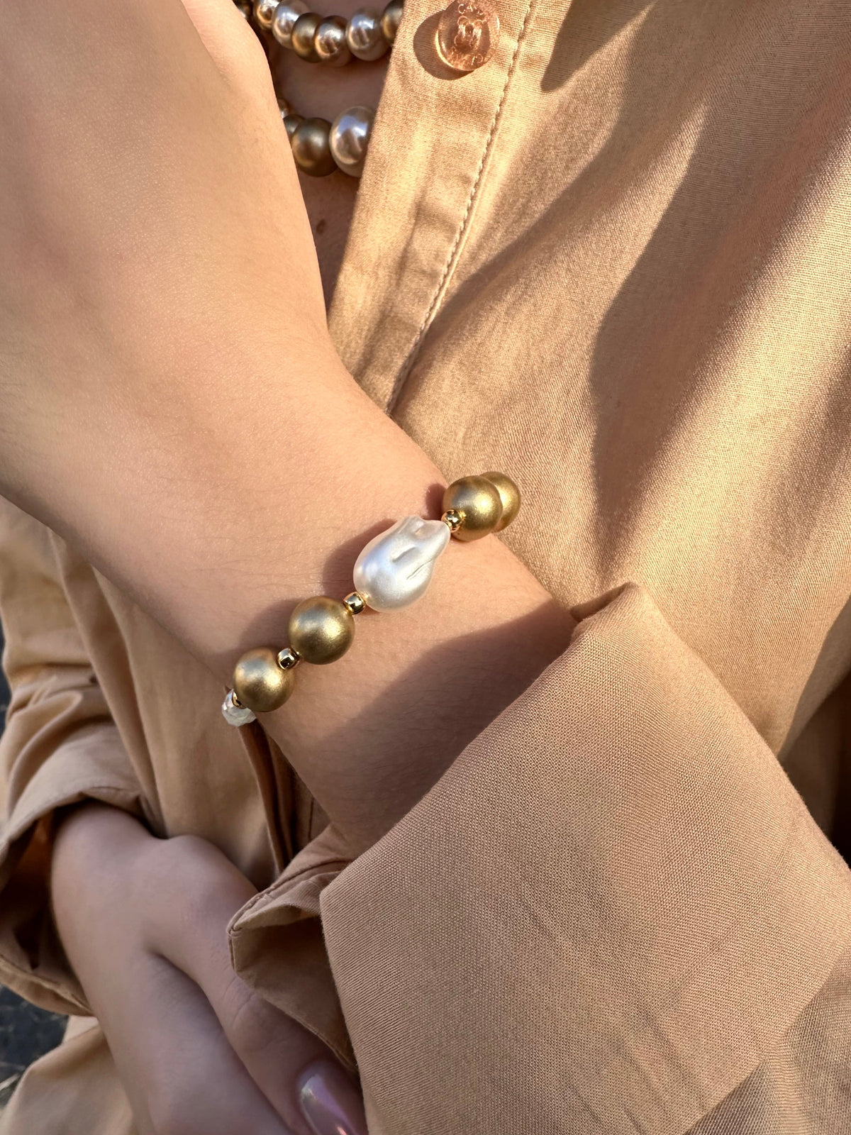 Pulseira Pérola Barroca E Bolas Acrílicas Dourada - Tiff Joias