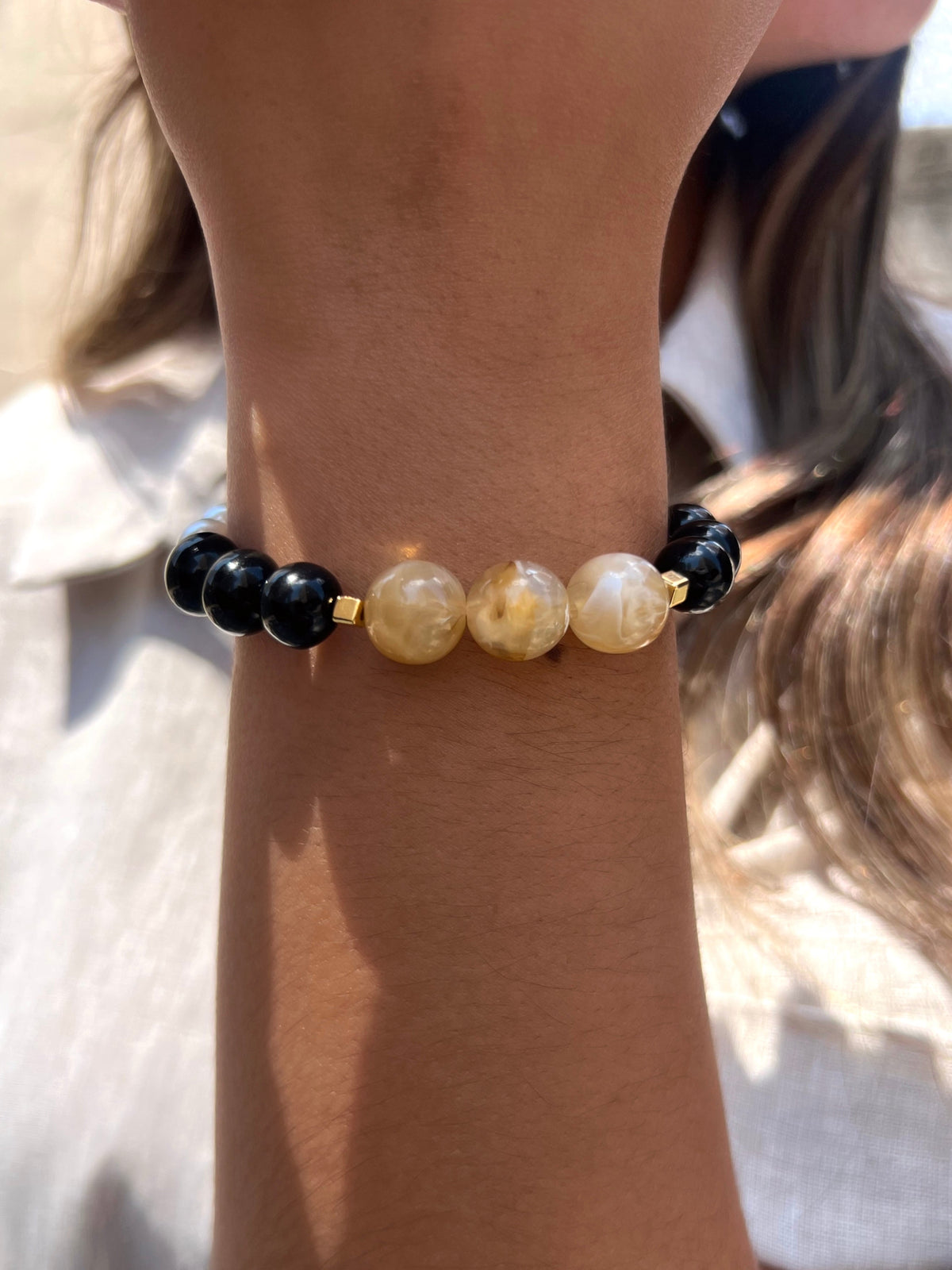 Pulseira Pérolas E Pedras Acrílicas Preto E Doce De Leite - Tiff Joias