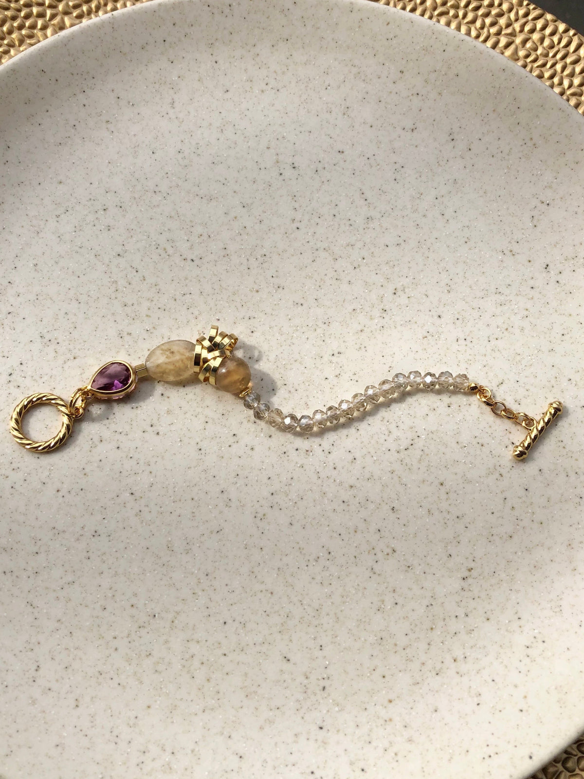 Pulseira Rebeca Pedra Quartzo Rutilado, Gota Lapidada Cor Ametista E Fecho Torcido 20cm - Tiff Joias