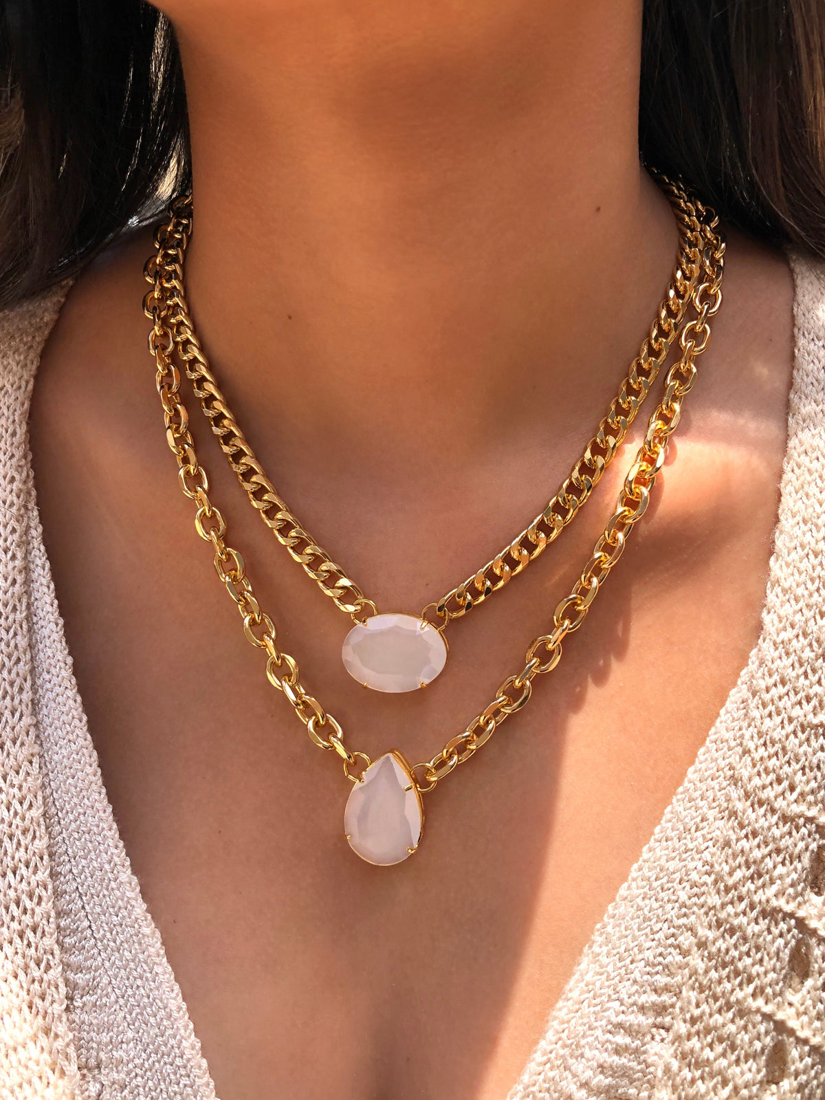 SUPER OFERTA!!! Mix De Dois Colares Corrente Leve Oval E Gota Acrílica Branco Leitoso - Tiff Joias