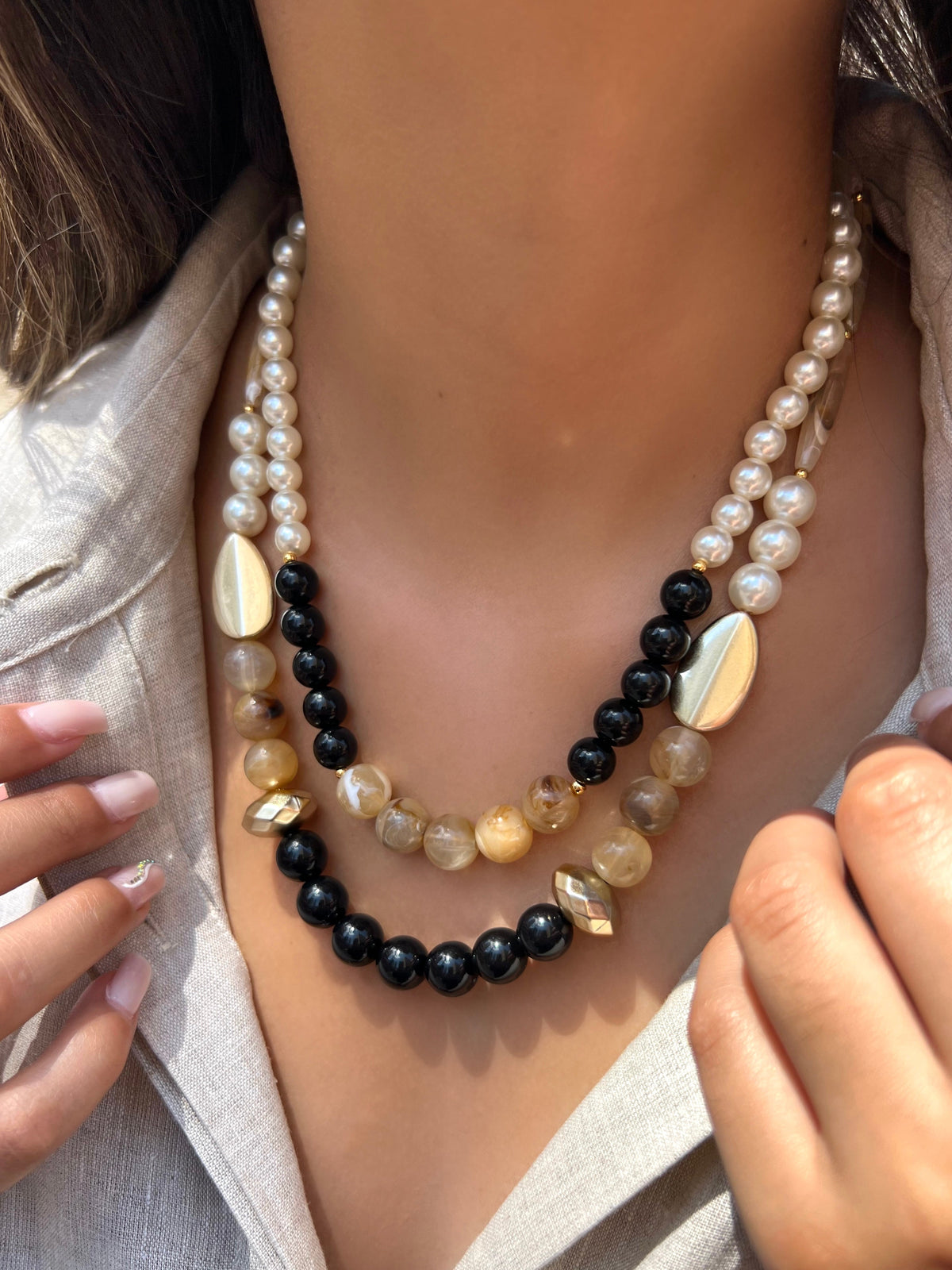 SUPER OFERTA!!! Mix De Dois Colares Pérolas E Pedras Acrílicas Preto E Doce De Leite - Tiff Joias