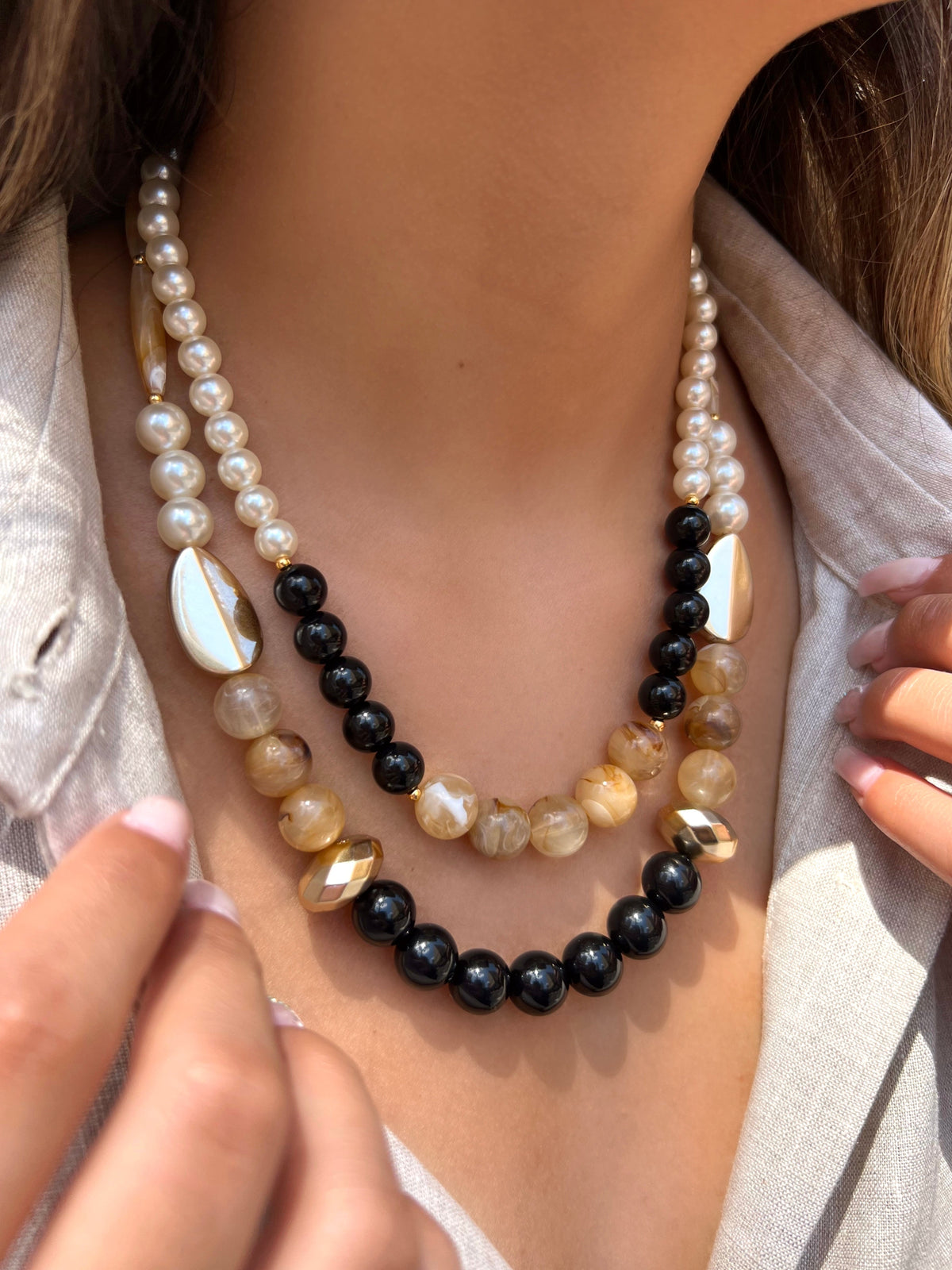 SUPER OFERTA!!! Mix De Dois Colares Pérolas E Pedras Acrílicas Preto E Doce De Leite - Tiff Joias