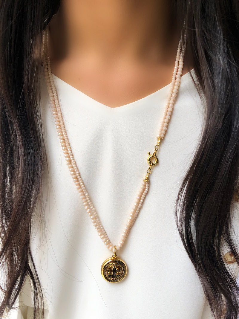 Colar Sofia Relicário São Bento Cristais Creme Com 70cm