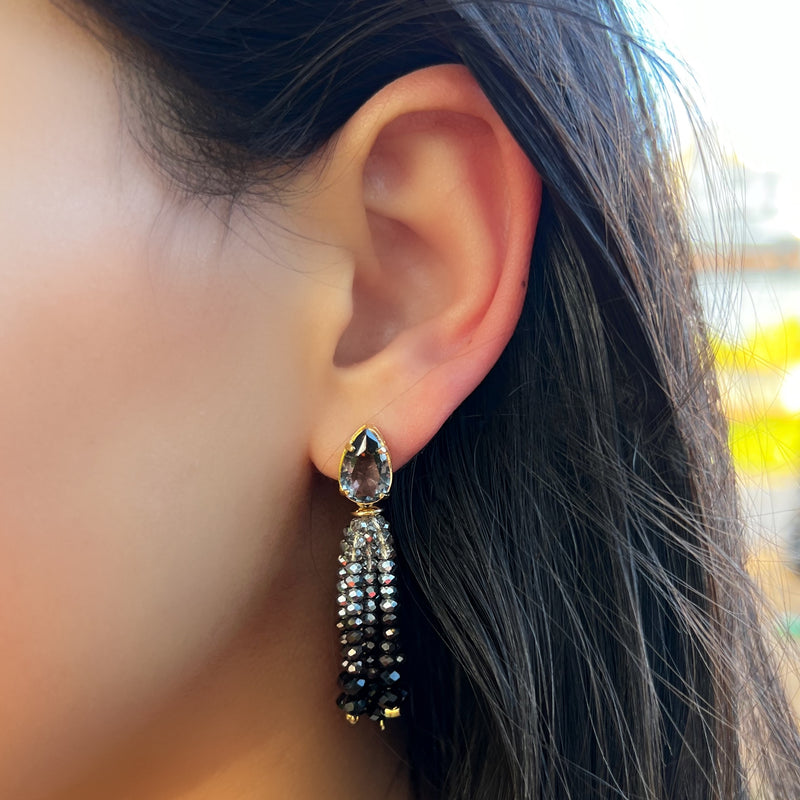 Par De Brincos Com Gota Cristal Lapidado Cor Fumê E Tassel P Tons Acinzentados