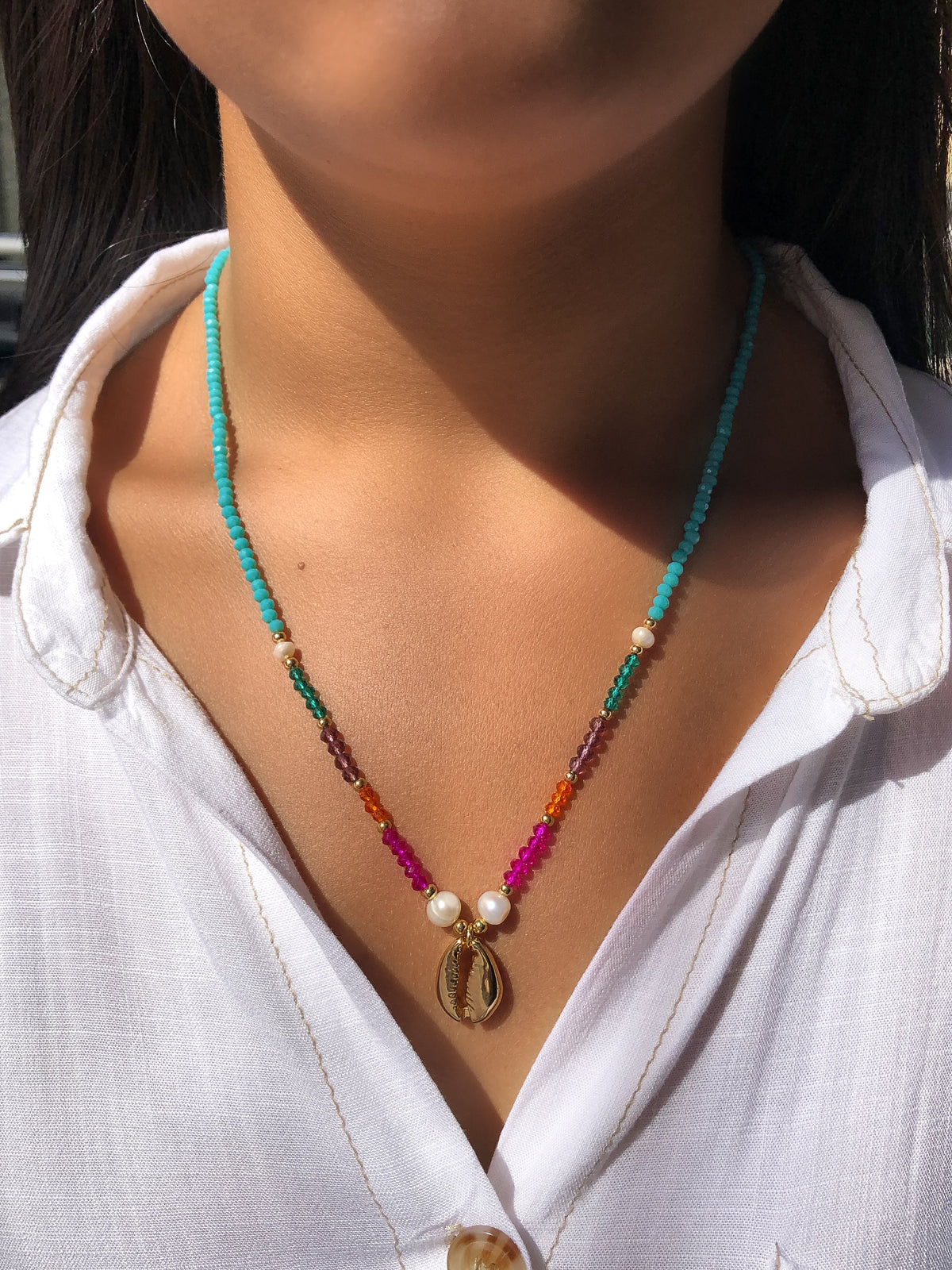 Colar Ketelyn Cristais Azul Turquesa, Coloridos, Pérolas De Água Doce E Búzio Dourado