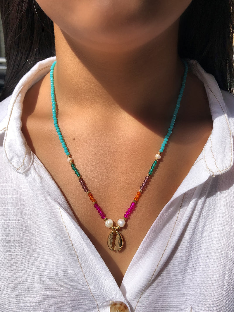 Colar Ketelyn Cristais Azul Turquesa, Coloridos, Pérolas De Água Doce E Búzio Dourado