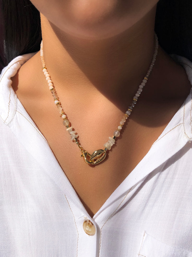 Colar Vitória Cristais Creme E Pedras Naturais Rutilado Com Búzio Dourado