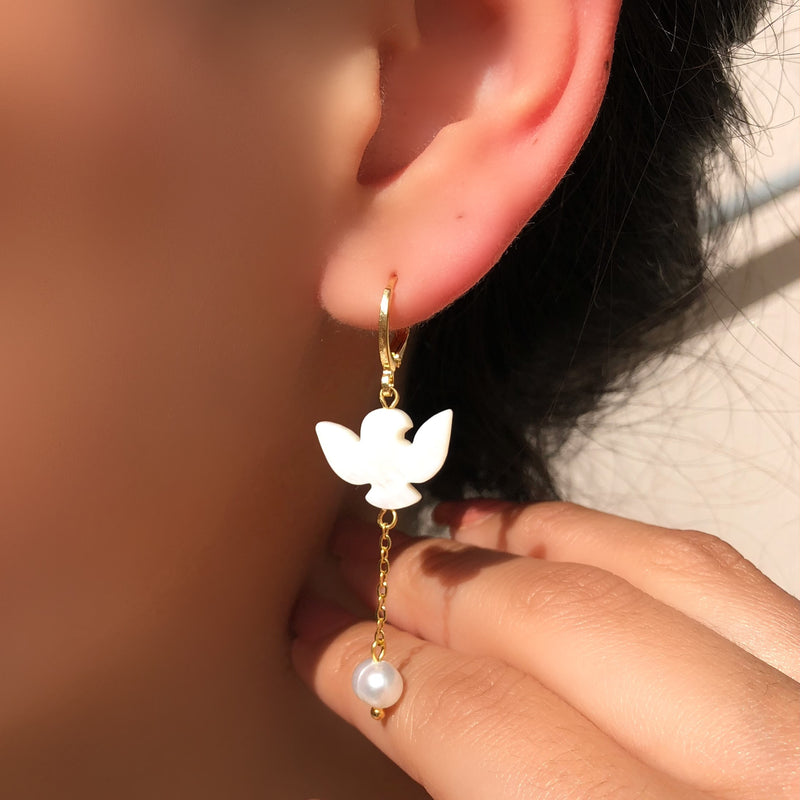 Par De Brincos Argola Com Espírito Santo Madrepérola E Pérola Água Doce