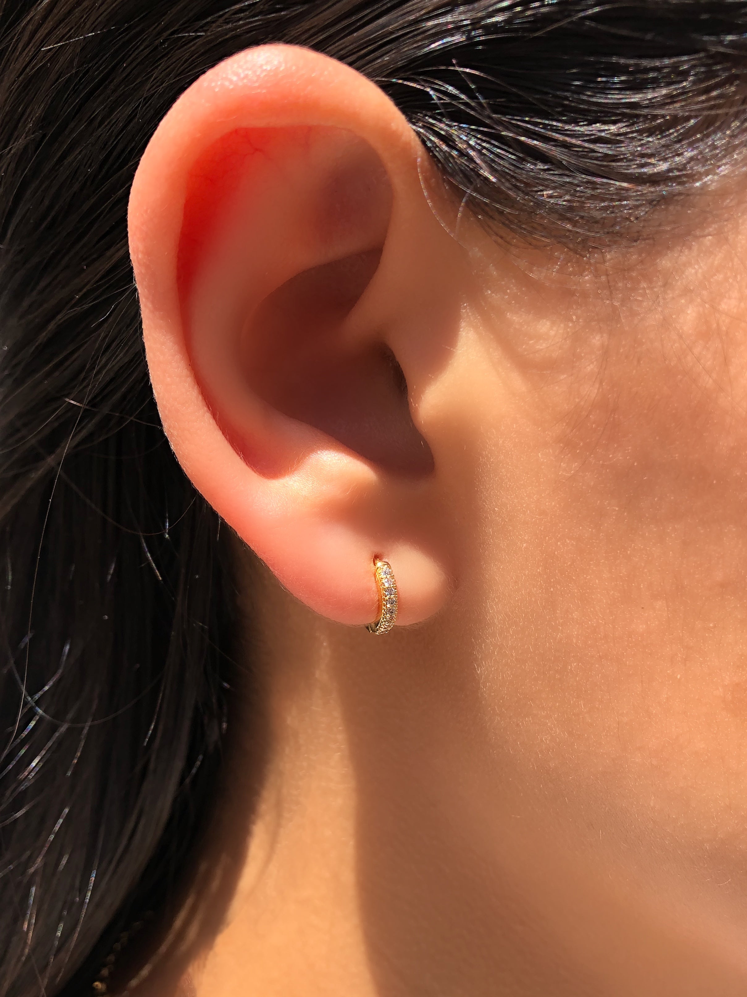Par De Brincos Jéssica Argola PP Cravejada Com Micro Zircônias Brancas