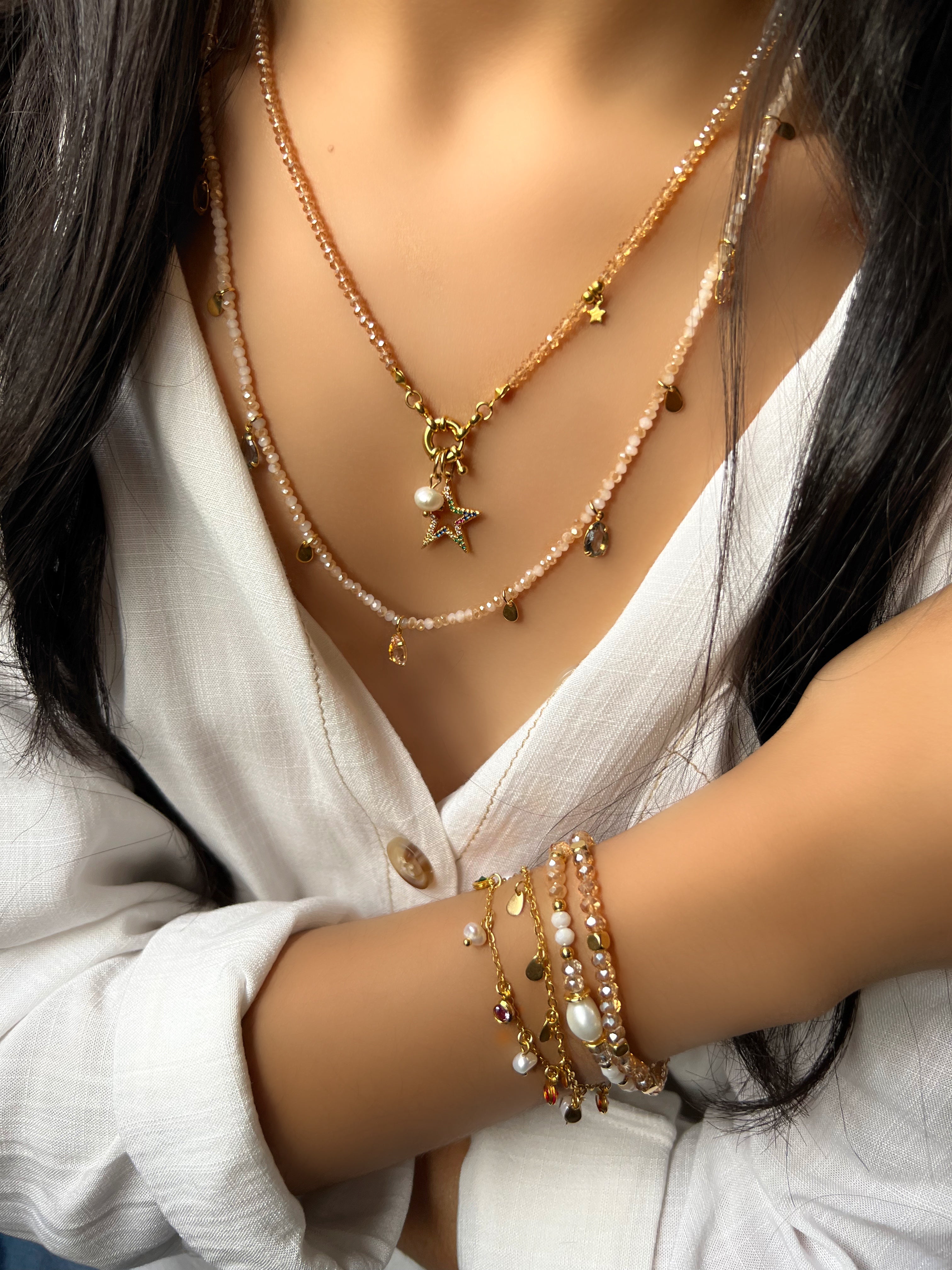 Mix de pulseiras tons perolado e mini gotas