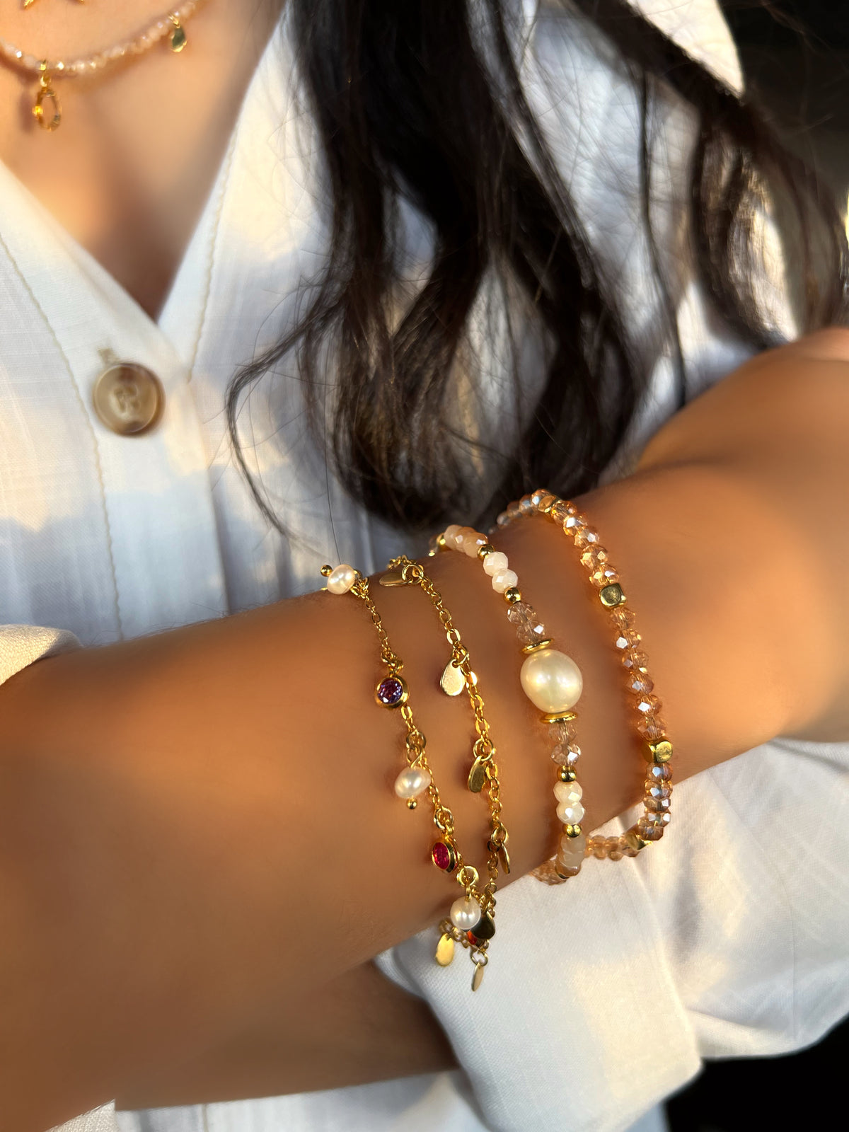 Mix de pulseiras tons perolado e mini gotas