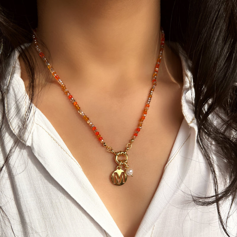 Colar Cristais Mix Coloridos Tons LARANJA Com Pingente Letra