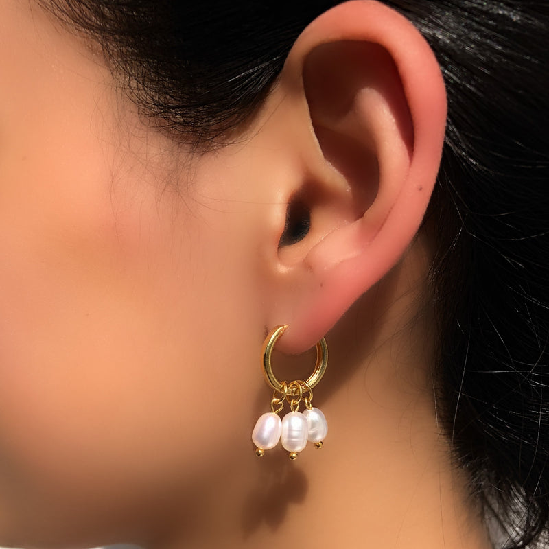 Par De Brincos Argola Média E 3 Pérolas De Água Doce Penduradas