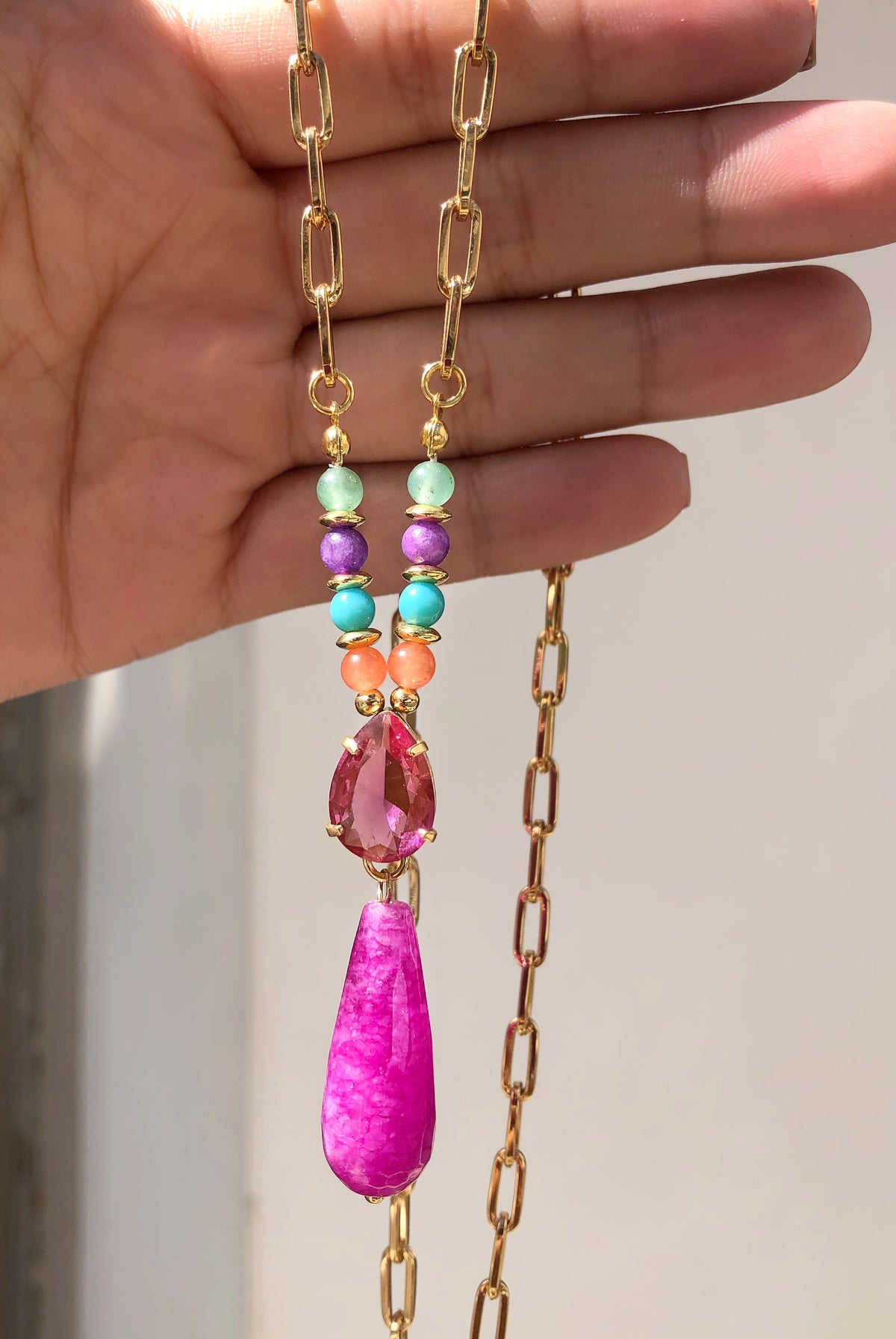 Colar Márcia Corrente Elos Fina, Pedras Naturais, Gota E Baquelite Pink