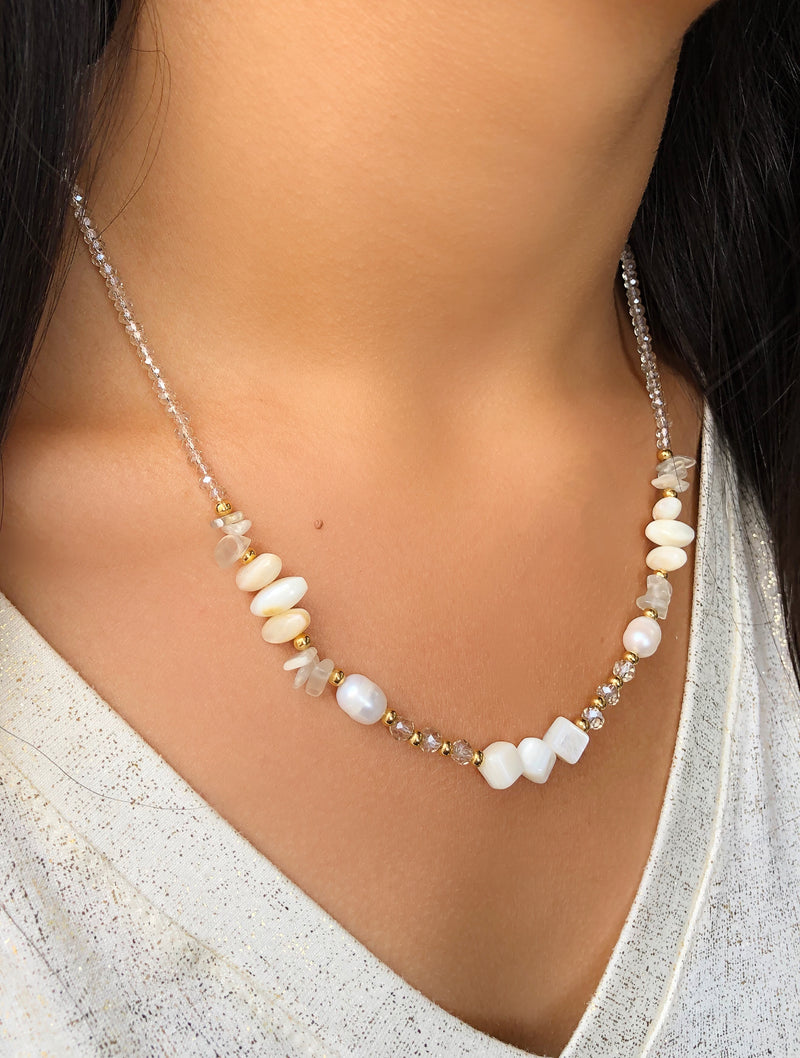 Colar Paula Cristais Champagne Com Cascalhos E Pérolas Água Doce 45cm