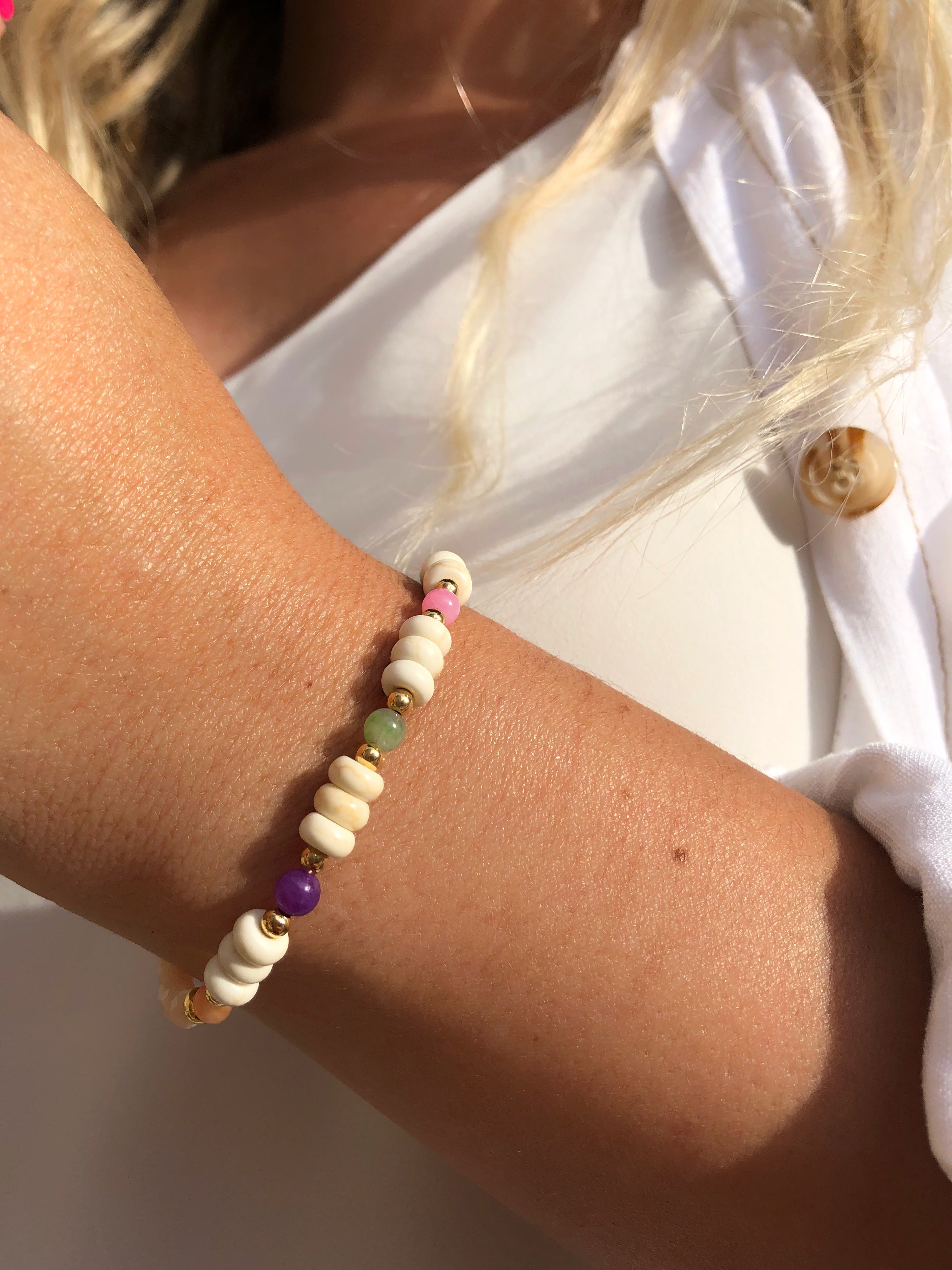 Pulseira Jaqueline Com Pedras Naturais Coloridas, Discos Howlita E Bolinhas