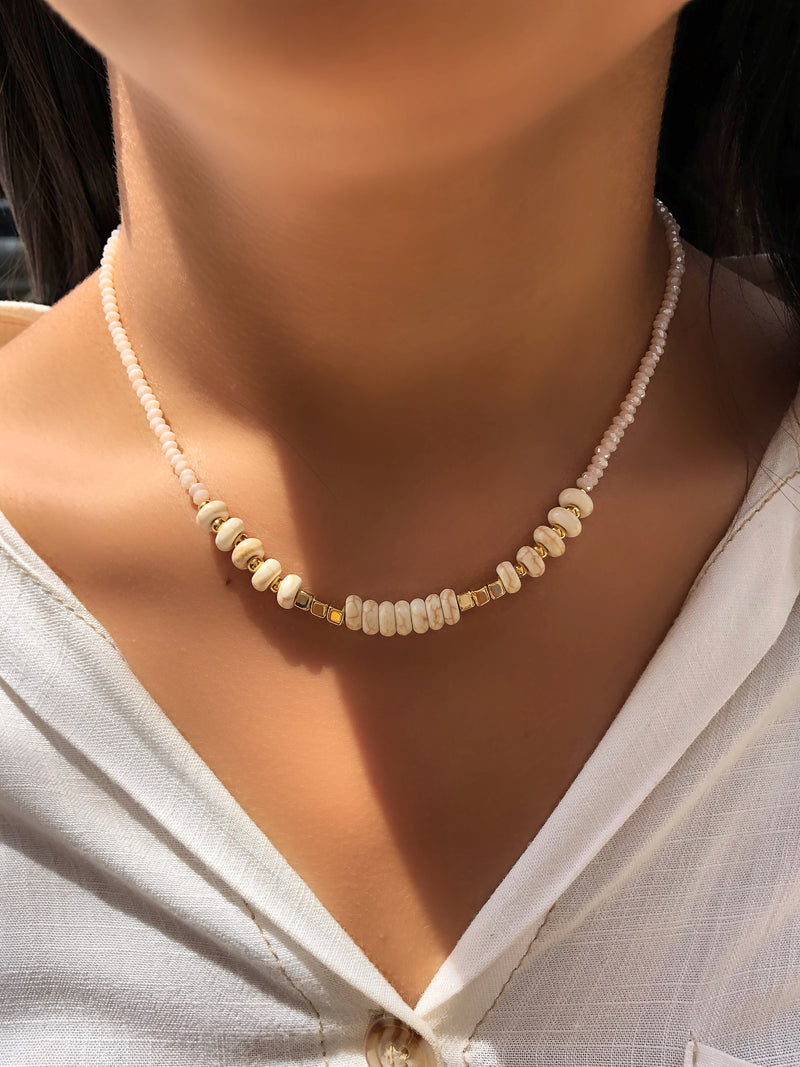 Colar Jaqueline Cristais Creme Com Pedras Naturais Howlita 40cm