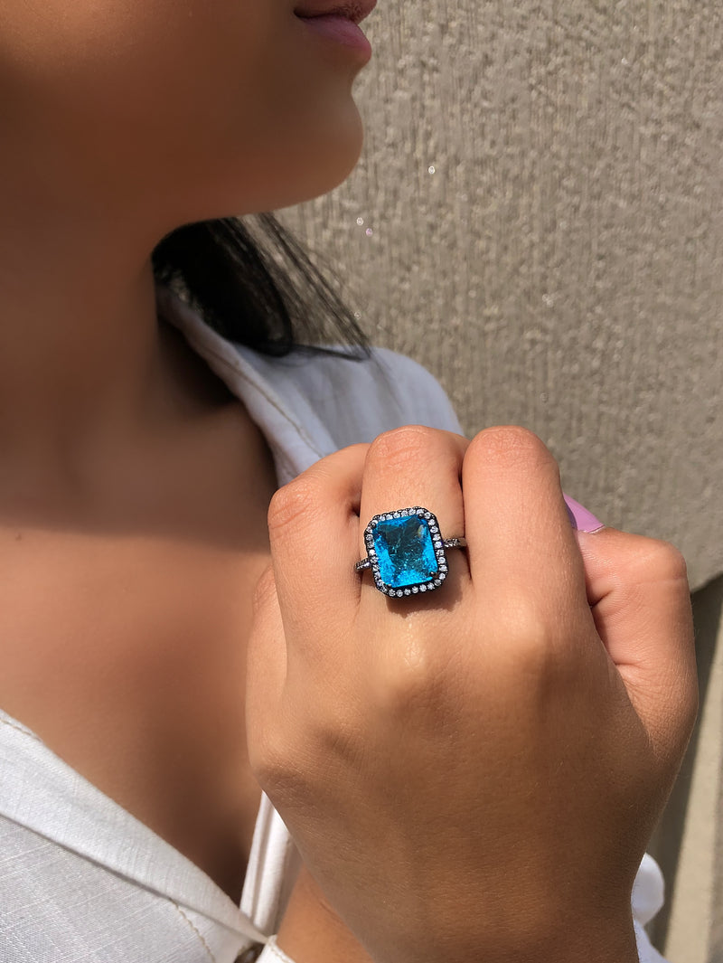 Anel Baguete Craquelada Cor Azul Sky Com Micro Zircônias Brancas RN