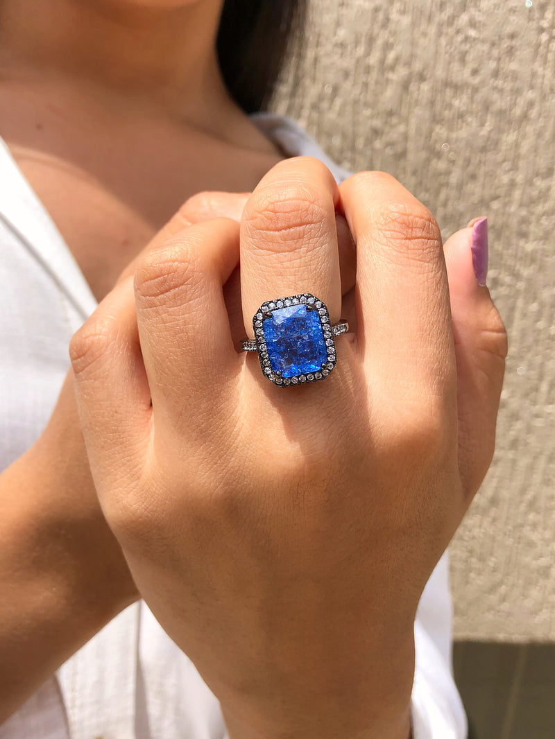 Anel Baguete Craquelada Cor Safira Com Micro Zircônias Brancas