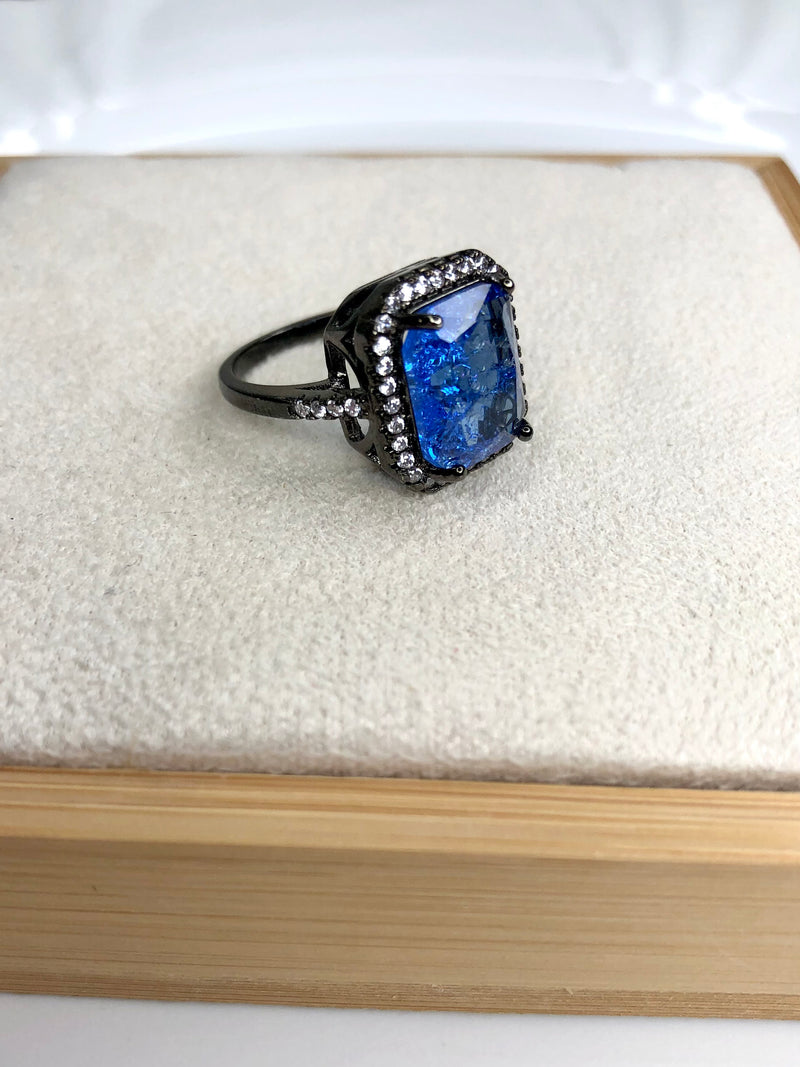 Anel Baguete Craquelada Cor Safira Com Micro Zircônias Brancas