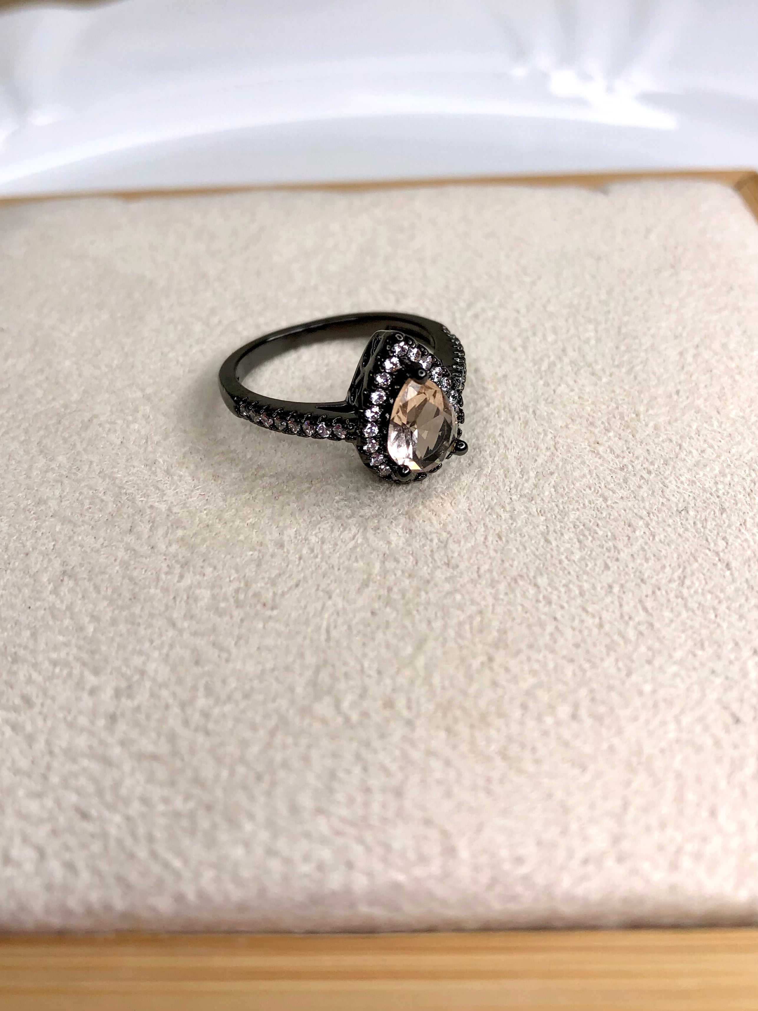 Anel Gota Pequena Craquelada Cor Morganita Com Micro Zircônias Brancas