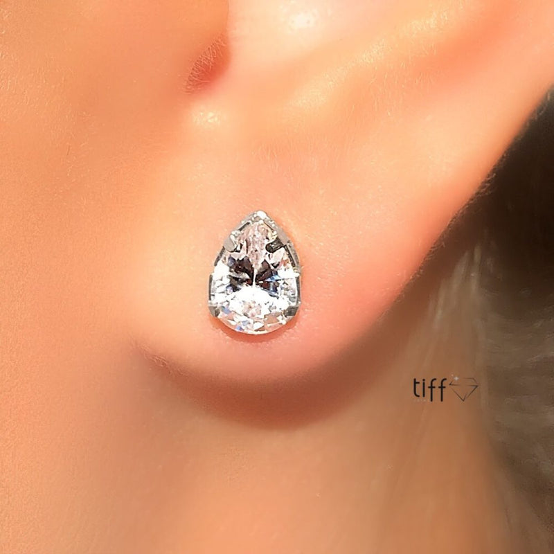 Brinco em banho ródio branco mini gota cor cristal