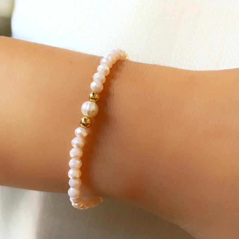 Pulseira Cristais Creme Com Pérola Água Doce E Detalhes Em Bolinhas