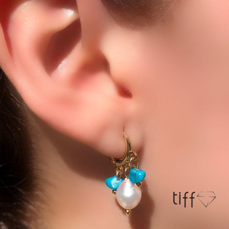 Par de brincos argola trio em banho ouro 18k turquesas azuis e pérola natural de água doce