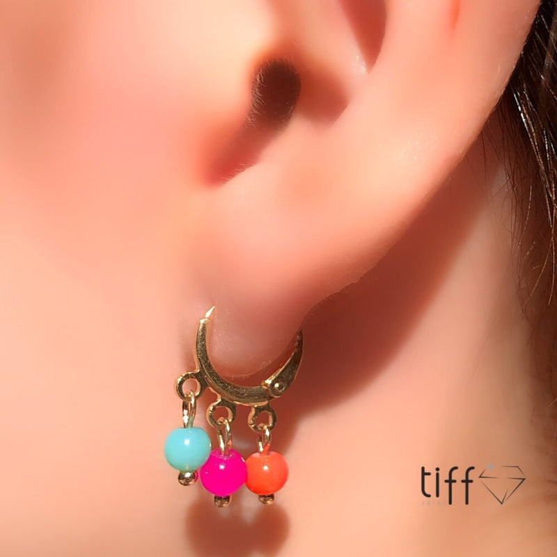 Par de brincos argola trio em banho ouro 18k e pedras coloridas