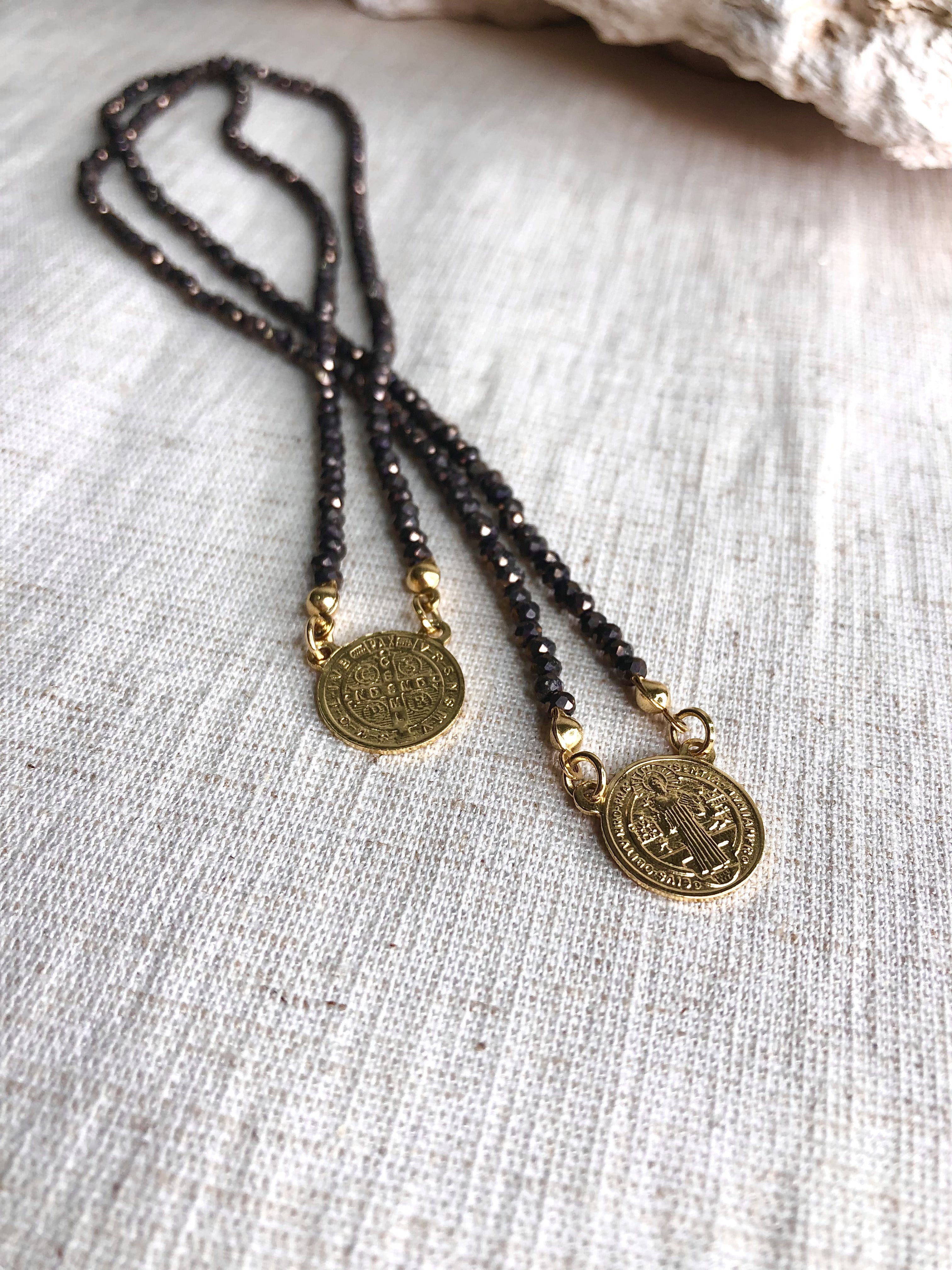 Escapulário Medalha São Bento Cristais Lapidados Cor Grafite 70cm