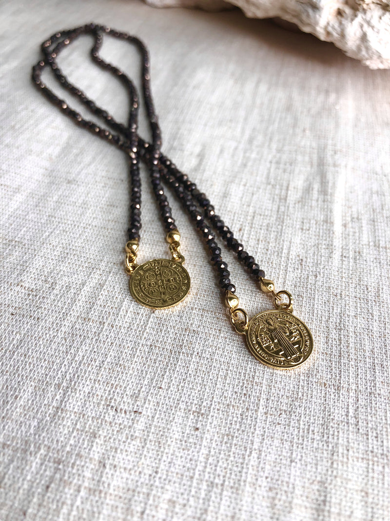 Escapulário Medalha São Bento Cristais Lapidados Cor Grafite 70cm