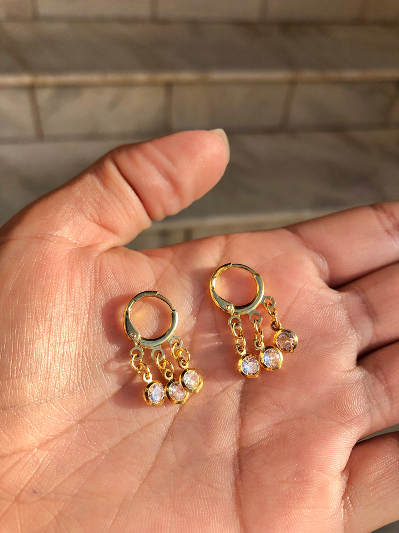 Par De Brincos Argola Com 3 Zircônias Brancas