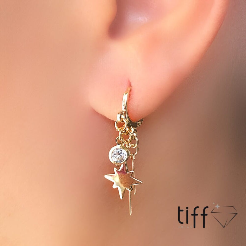 Brinco argola zircônia cristal e pingentes folheados estrela e raio
