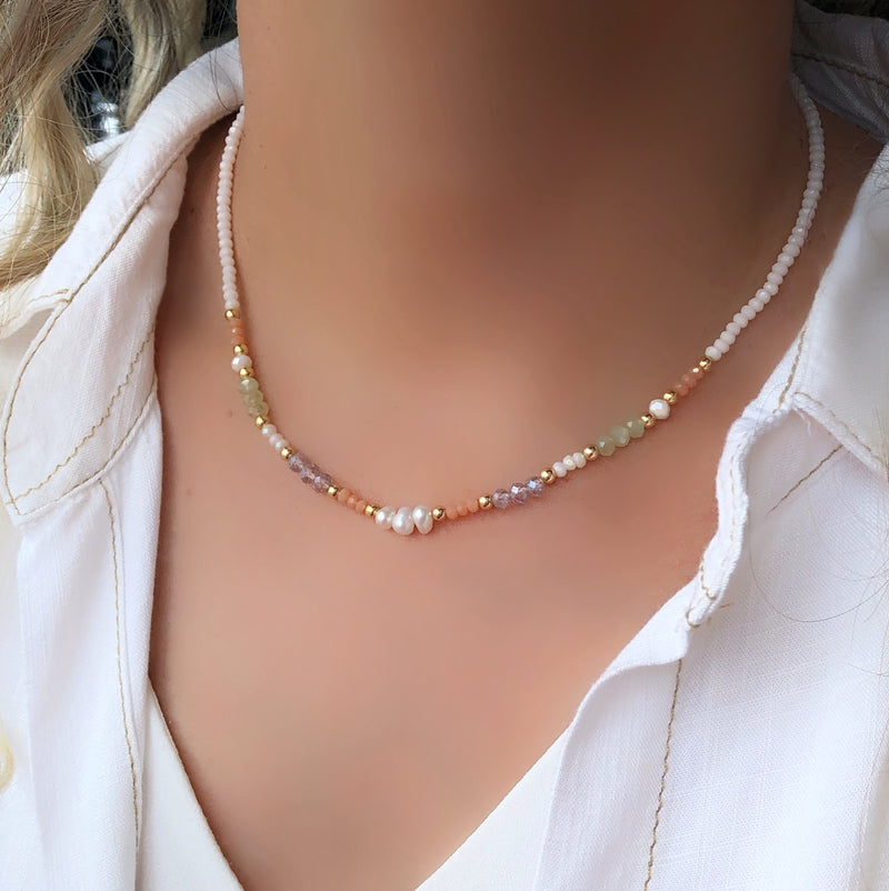 Colar Cristais Coloridos Com Laranja, Pérolas Água Doce E Detalhes Em Bolinhas