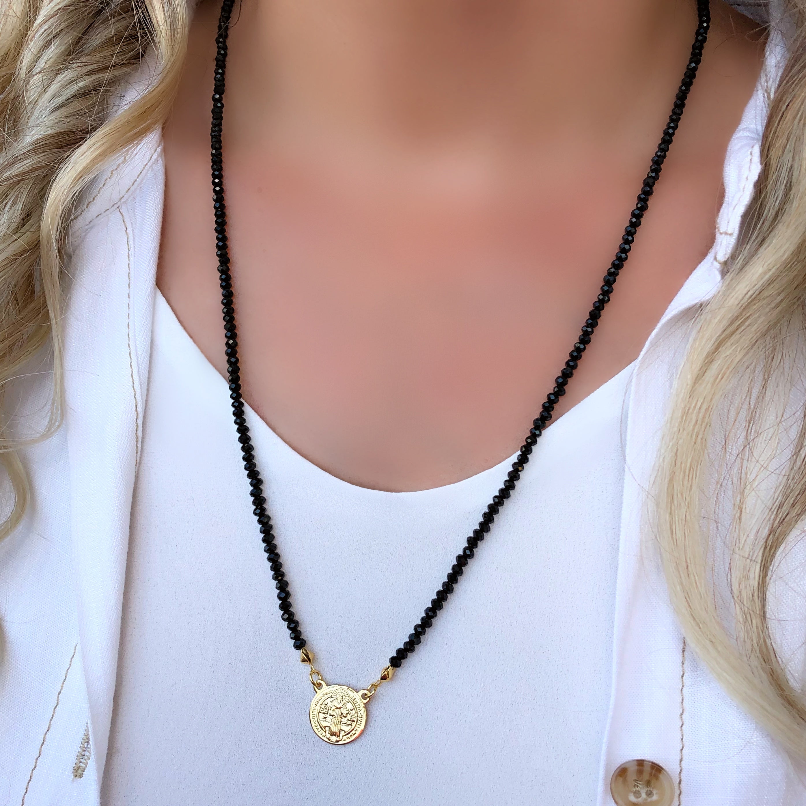 Escapulário Medalha São Bento Cristais Cor Ônix Em Banho Ouro 18k 70cm