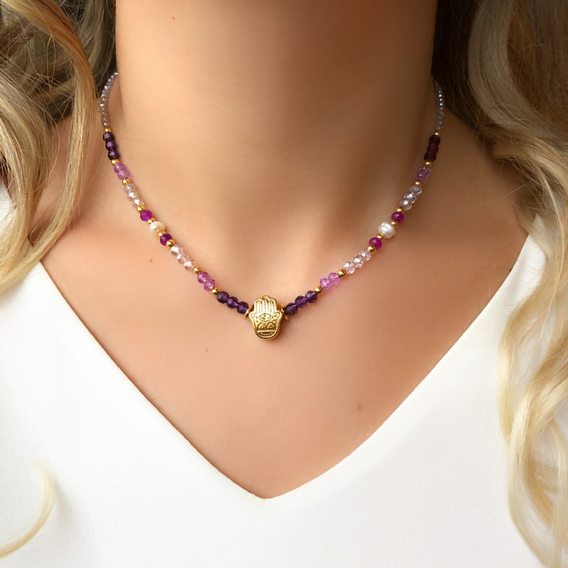 Colar Cristais Tons Roxos E Pingente Mão De Fátima