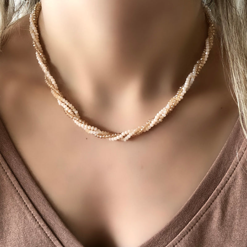 Colar Torcido Cristais Tons Perolados E Fecho Bóia