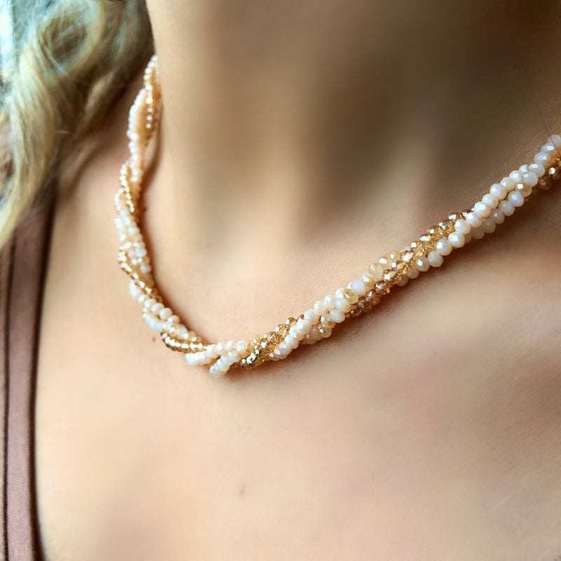 Colar Torcido Cristais Tons Perolados E Fecho Bóia