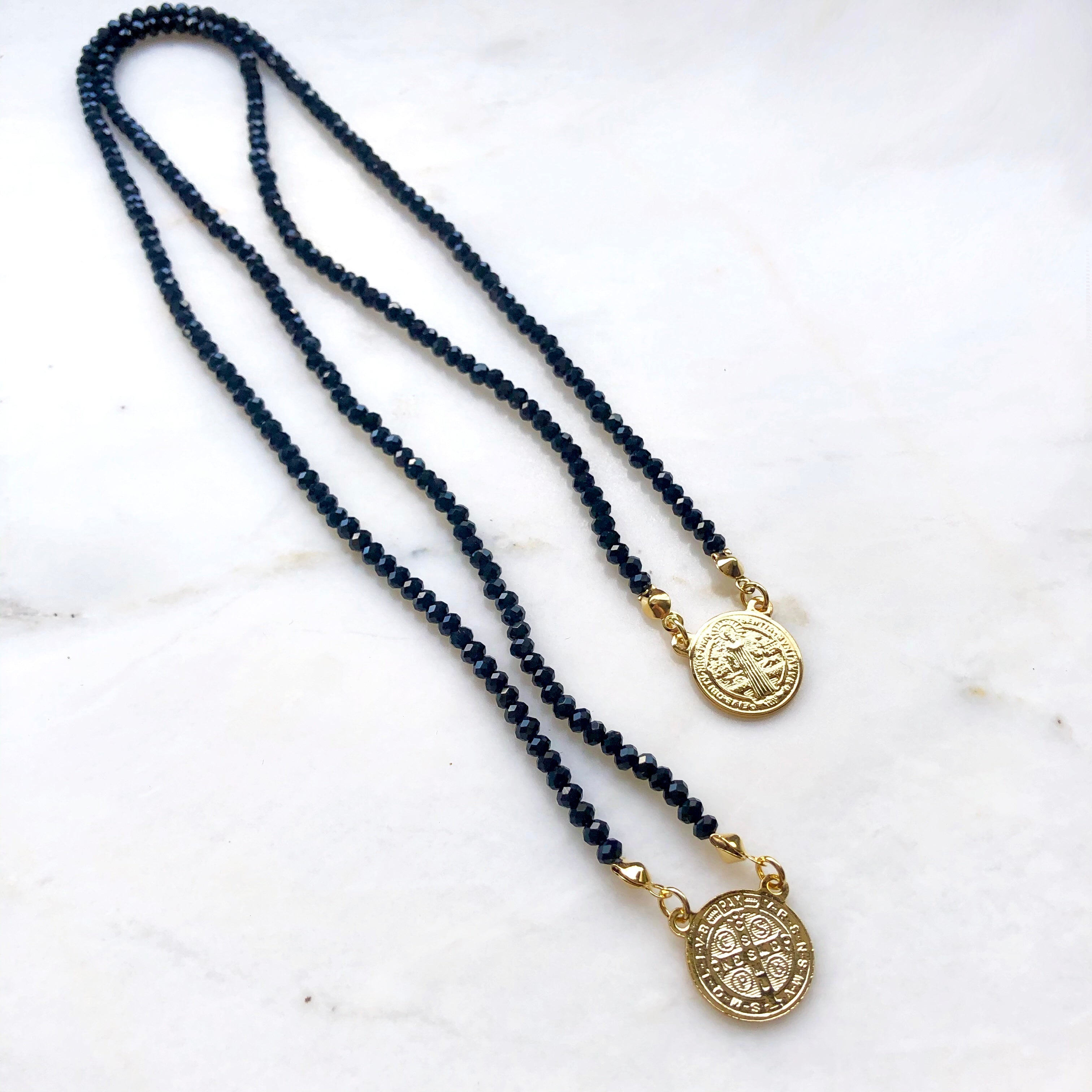 Escapulário Medalha São Bento Cristais Cor Ônix Em Banho Ouro 18k 70cm