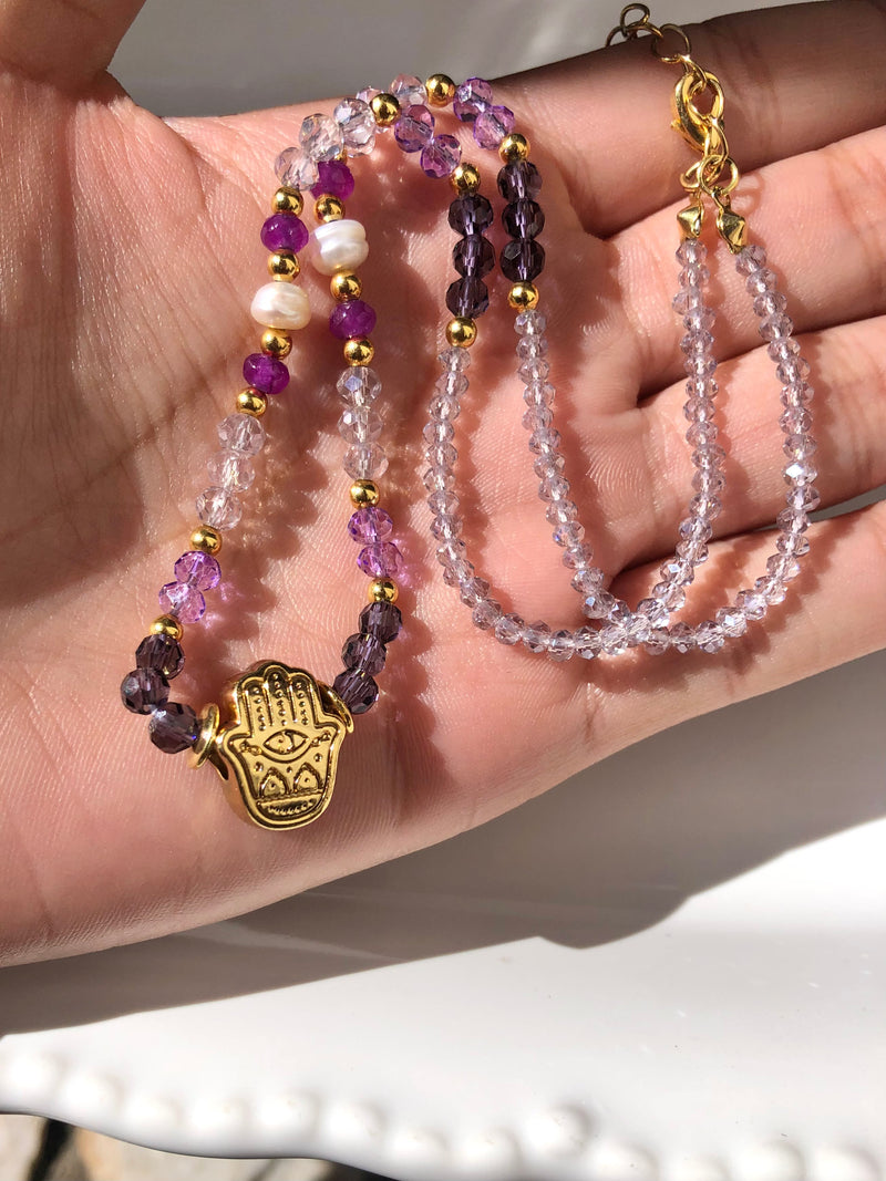 Colar Cristais Tons Roxos E Pingente Mão De Fátima