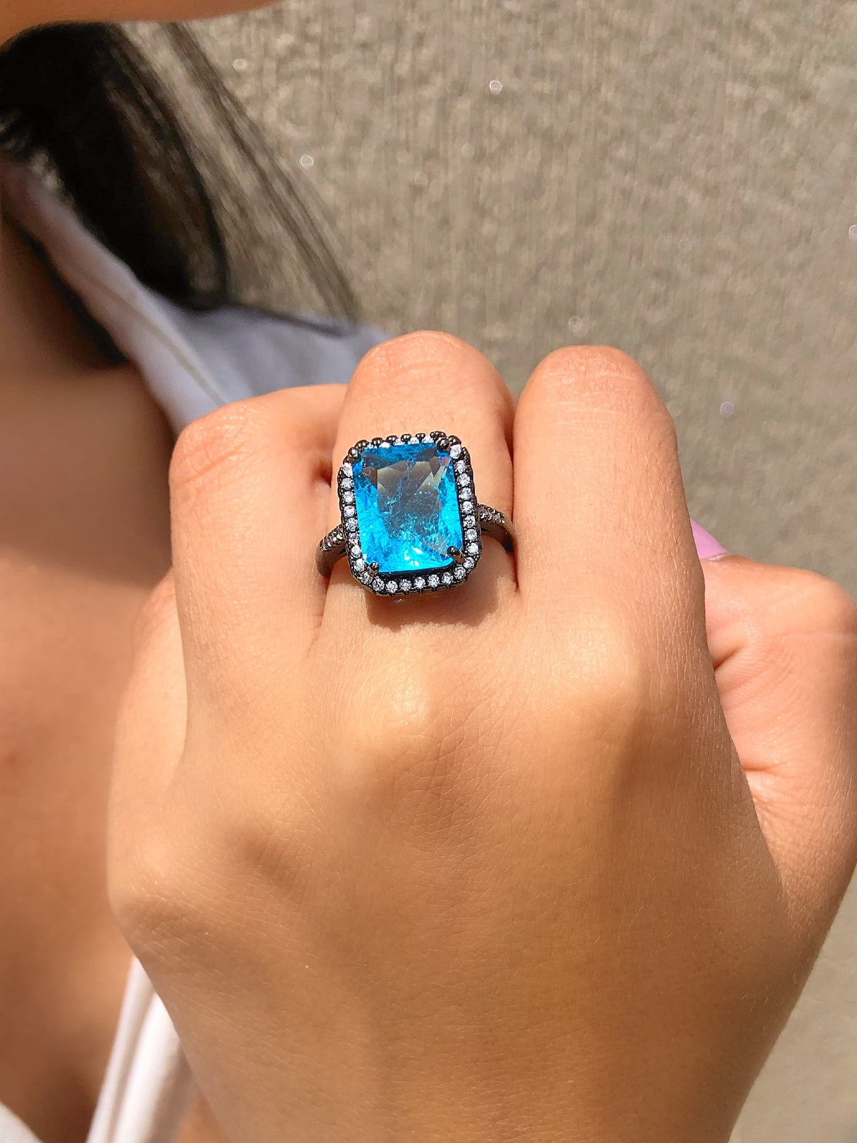 Anel Baguete Craquelada Cor Azul Sky Com Micro Zircônias Brancas RN - Tiff Joias