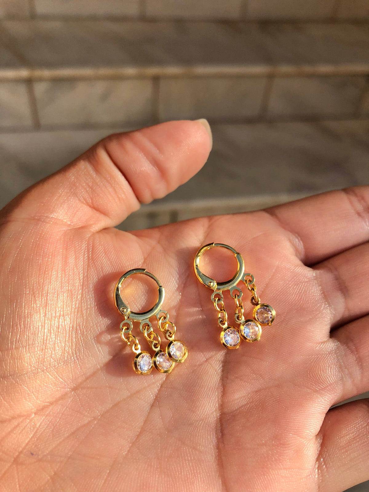 Brinco Argola Com 3 Zircônias Brancas - Tiff Joias