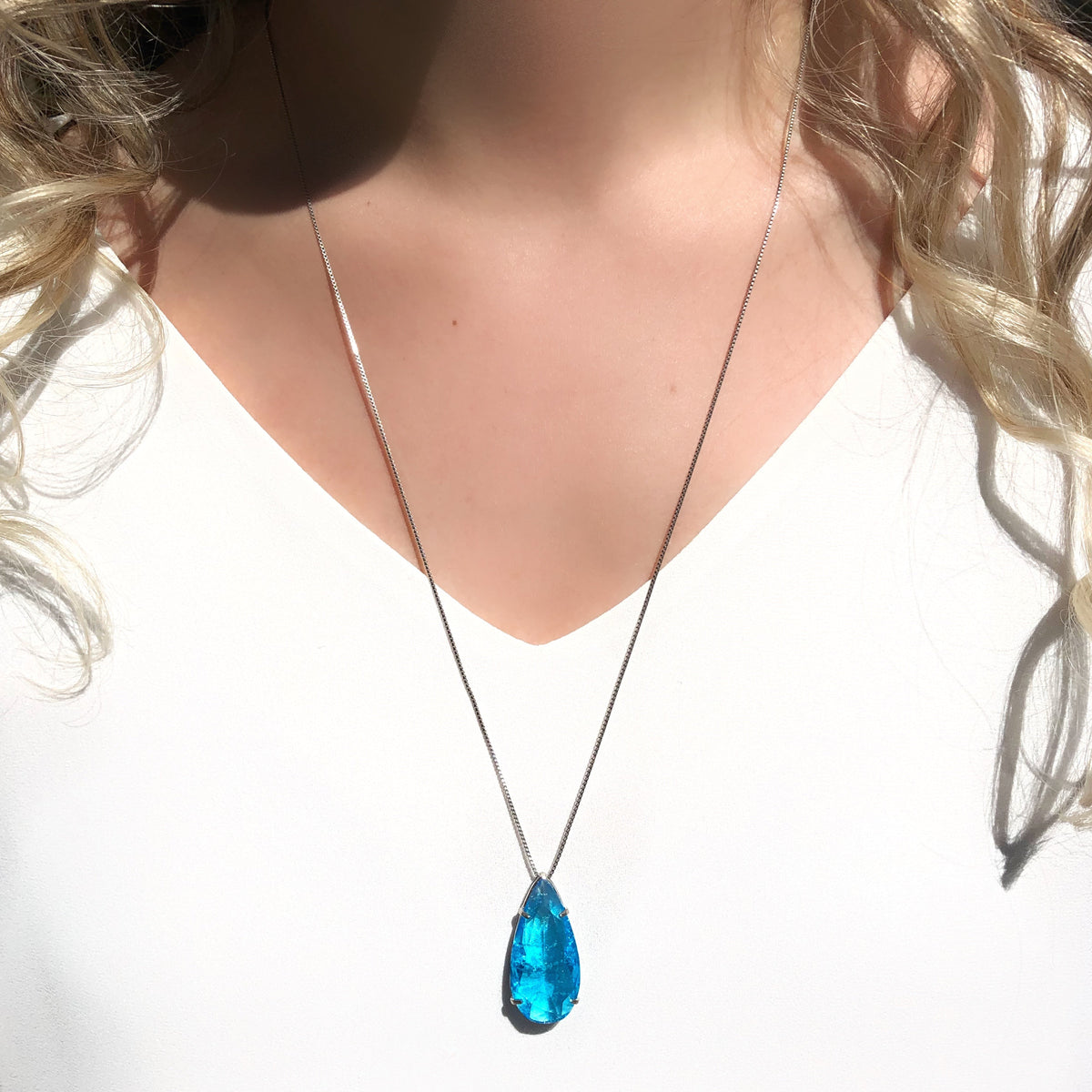 Colar Corrente Veneziana, Gota Em Cristal Lapidado Com Veios Rutilados Cor Azul Sky - Tiff Joias