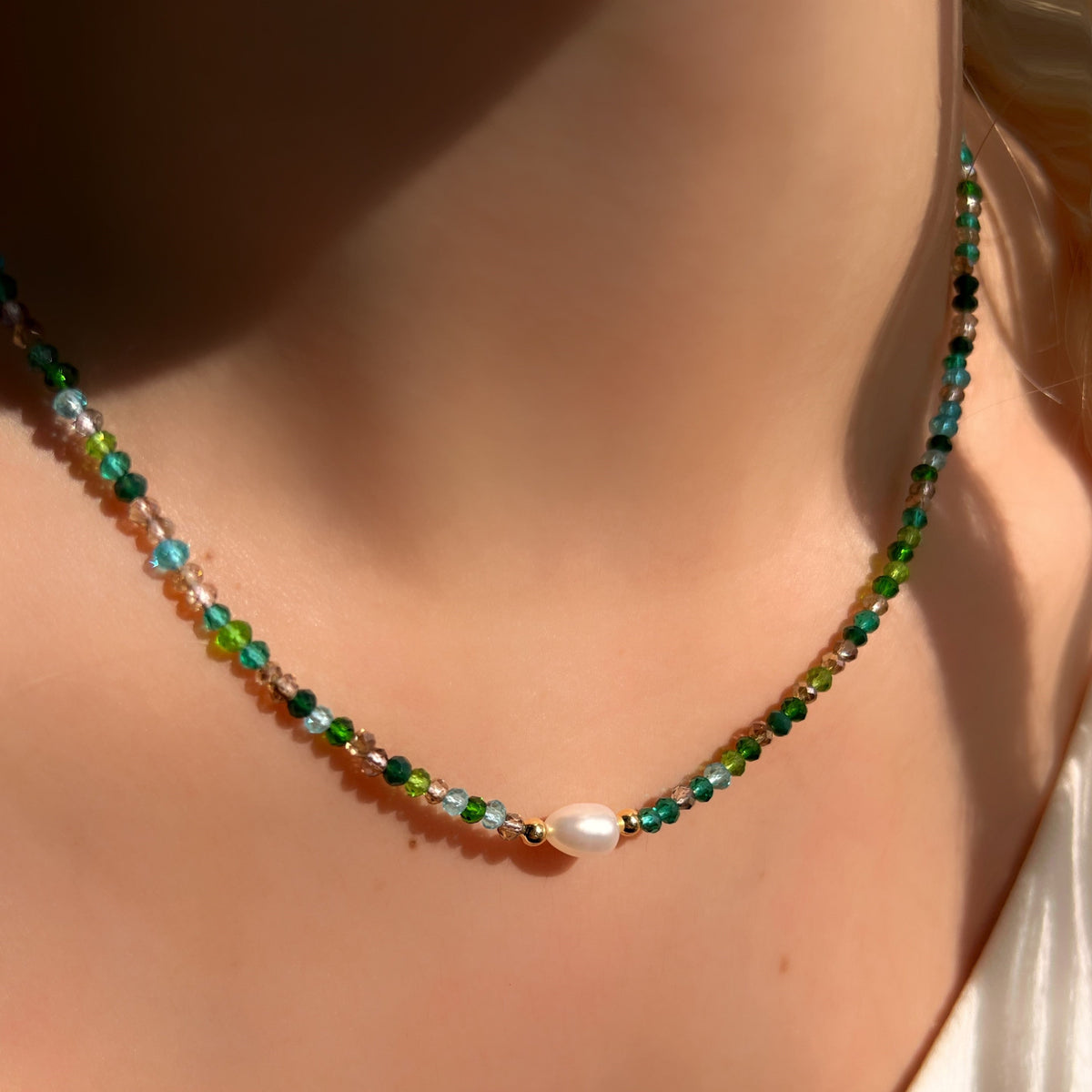 Colar Cristais Oceanic Verde Com Pérola Água Doce E Detalhes Em Bolinhas - Tiff Joias