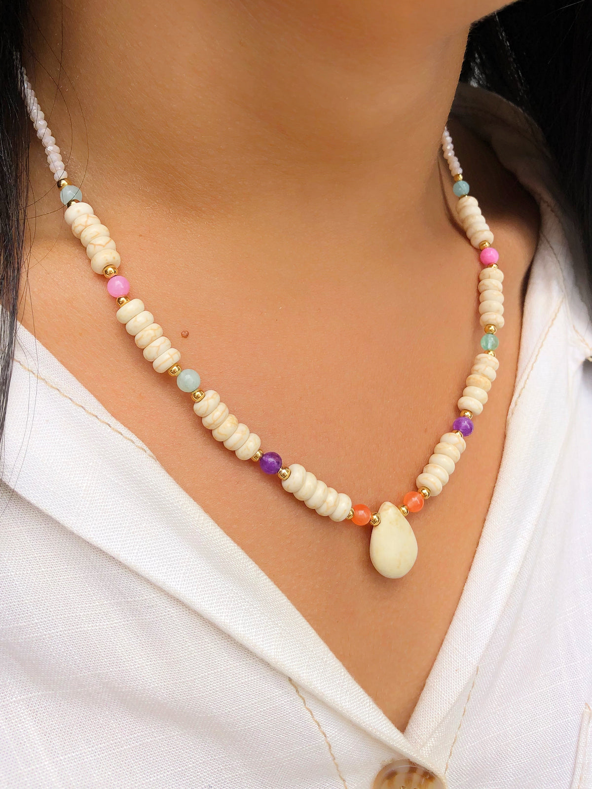 Colar Jaqueline Com Pedras Naturais Howlita, Coloridas E Gota Howlita 45cm - Tiff Joias