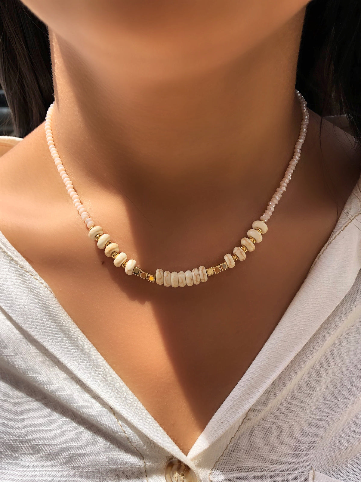 Colar Jaqueline Cristais Creme Com Pedras Naturais Howlita 40cm - Tiff Joias