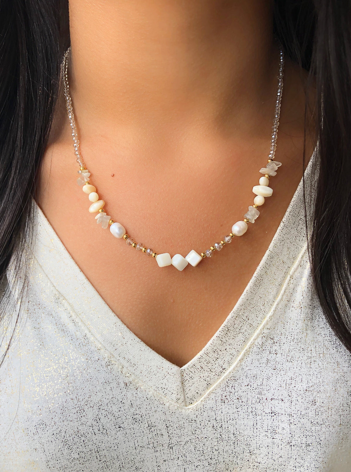 Colar Paula Cristais Champagne Com Cascalhos E Pérolas Água Doce 45cm - Tiff Joias