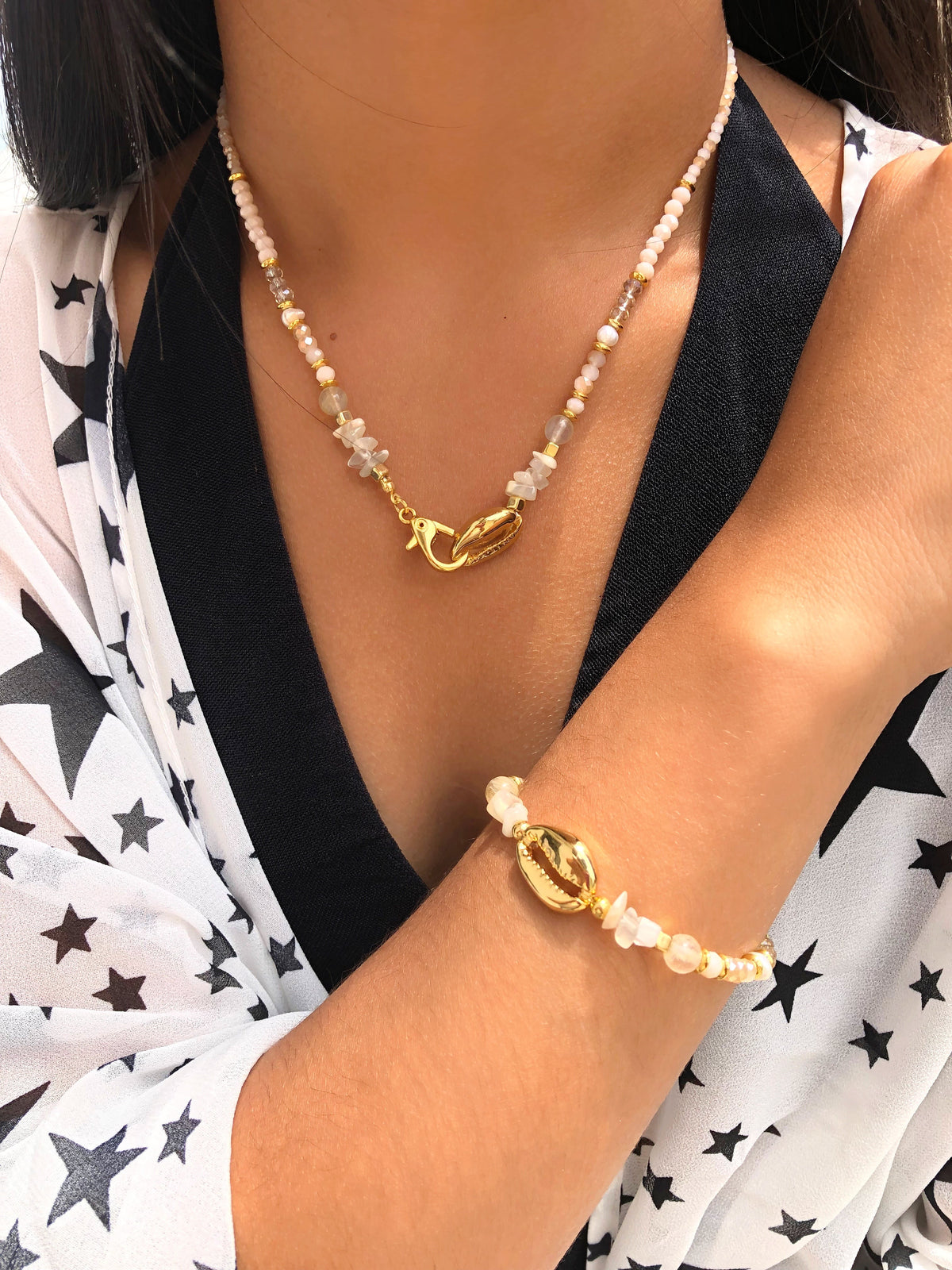 Colar Vitória Cristais Creme E Pedras Naturais Rutilado Com Búzio Dourado - Tiff Joias