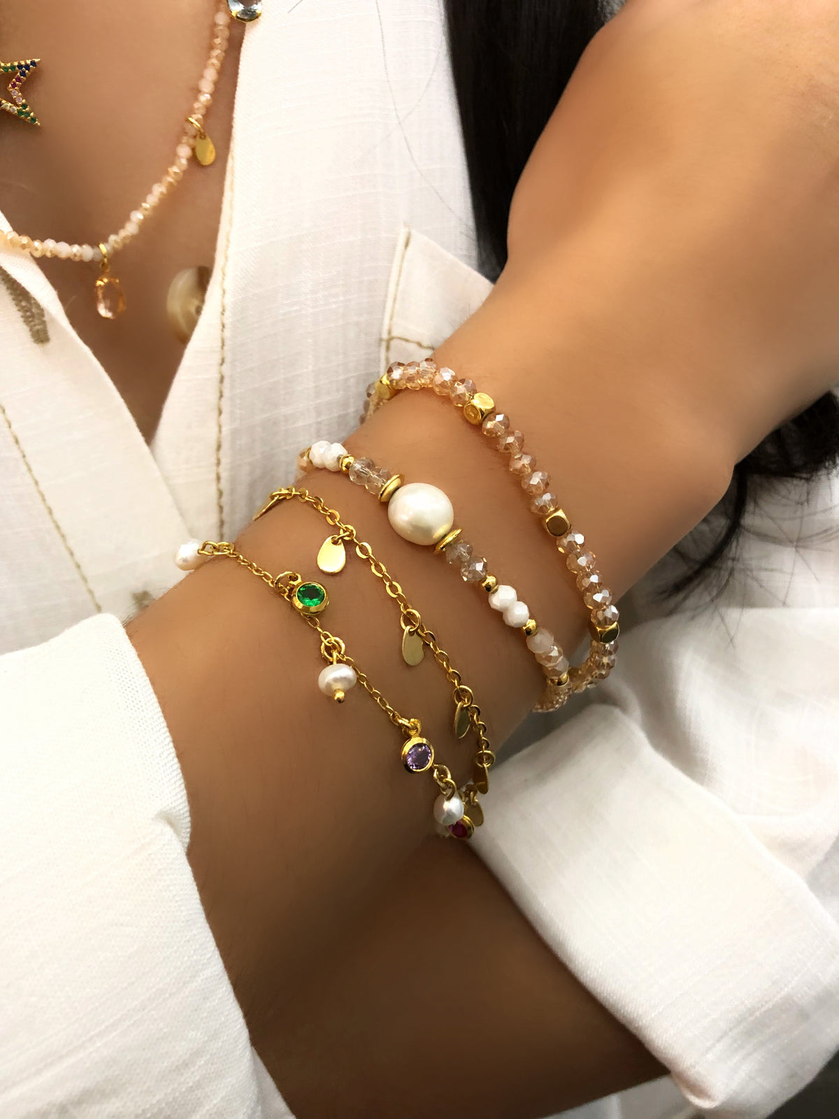 Mix de pulseiras tons perolado e mini gotas - Tiff Joias