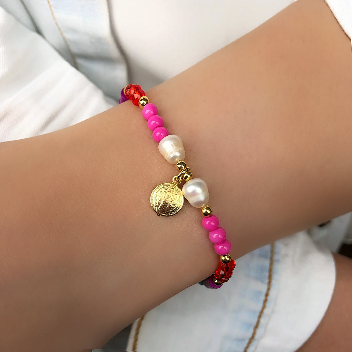 Pulseira Cristais Coloridos Com Medalha São Bento E Pérolas Naturais De Água Doce - Tiff Joias